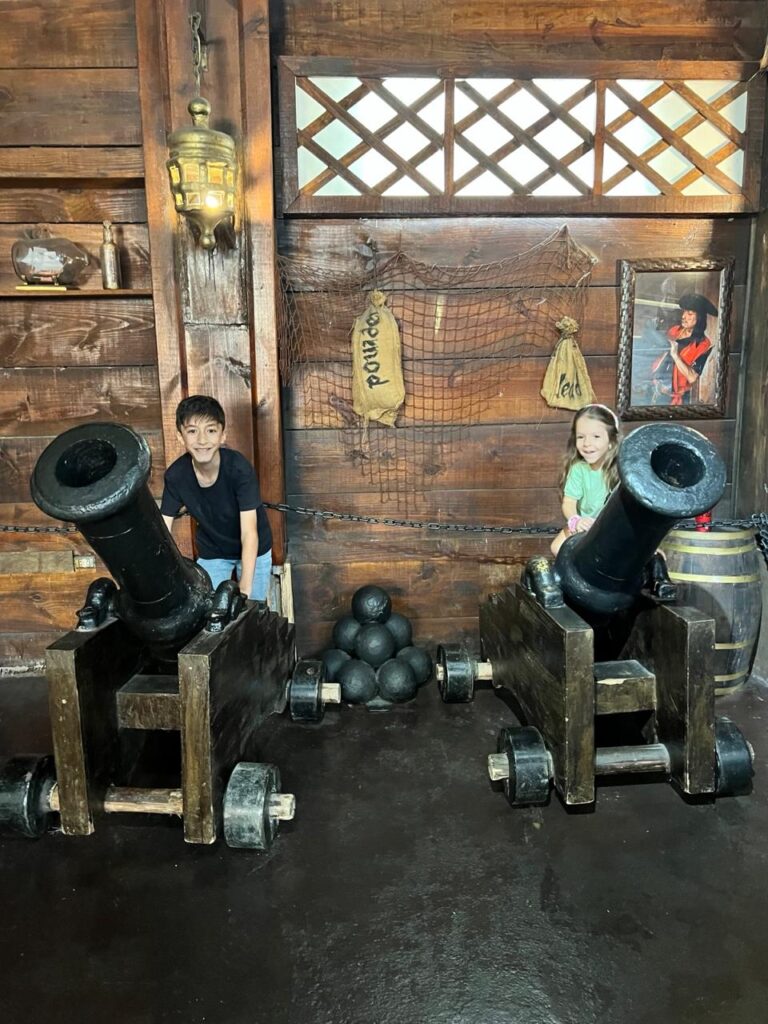 Canhões de guerra do setor dos piratas no Aquário de São Paulo