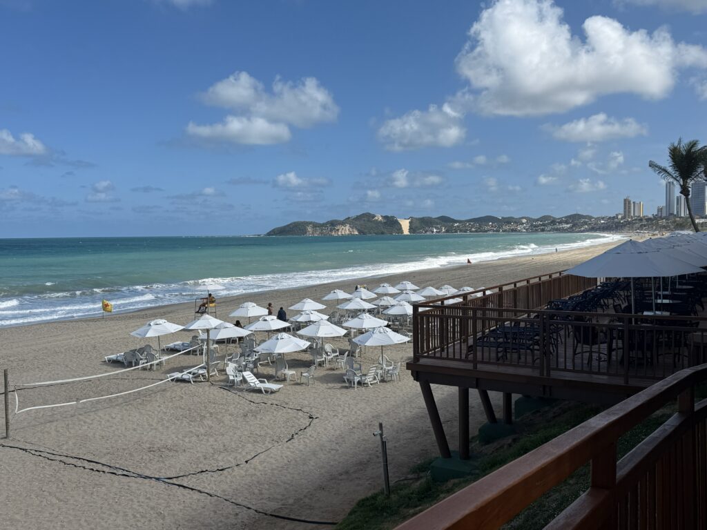 deck de madeira no bar da praia no ocean palace resort