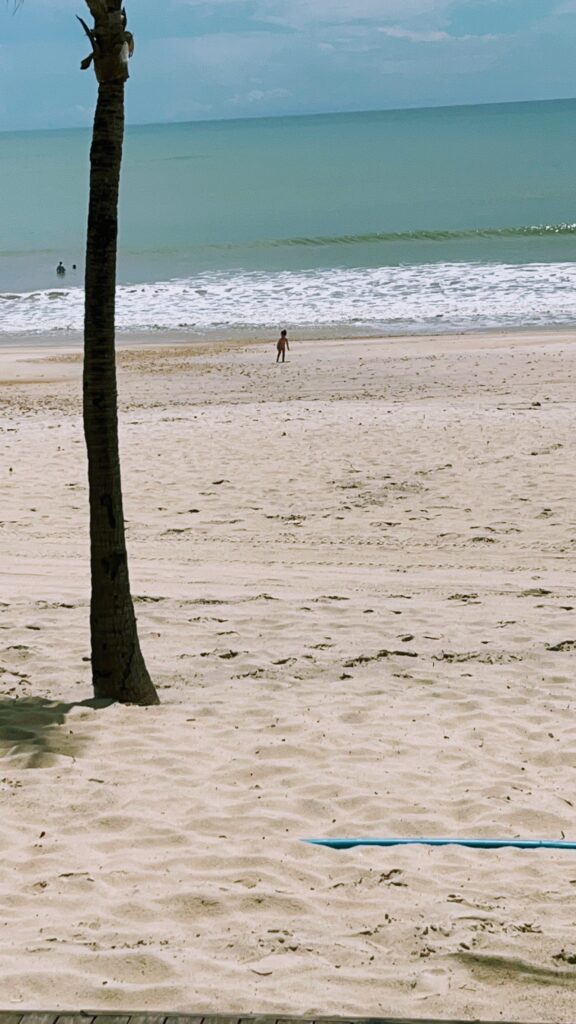 praia em frente ao camel cumbuco