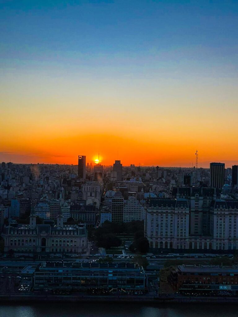 Pôr do sol visto do Crystal Bar, com vista para Puerto Madero em Buenos Aires