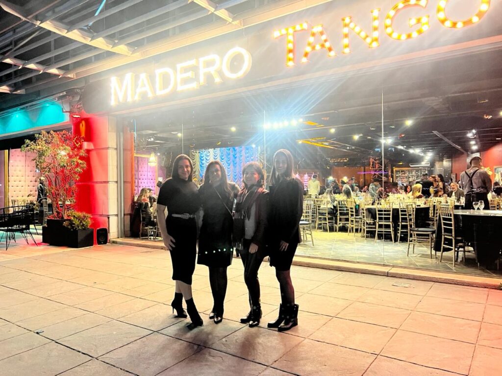 TURISTAS NO MADERO TANGO EM BUENOS AIRES PUERTO MADERO