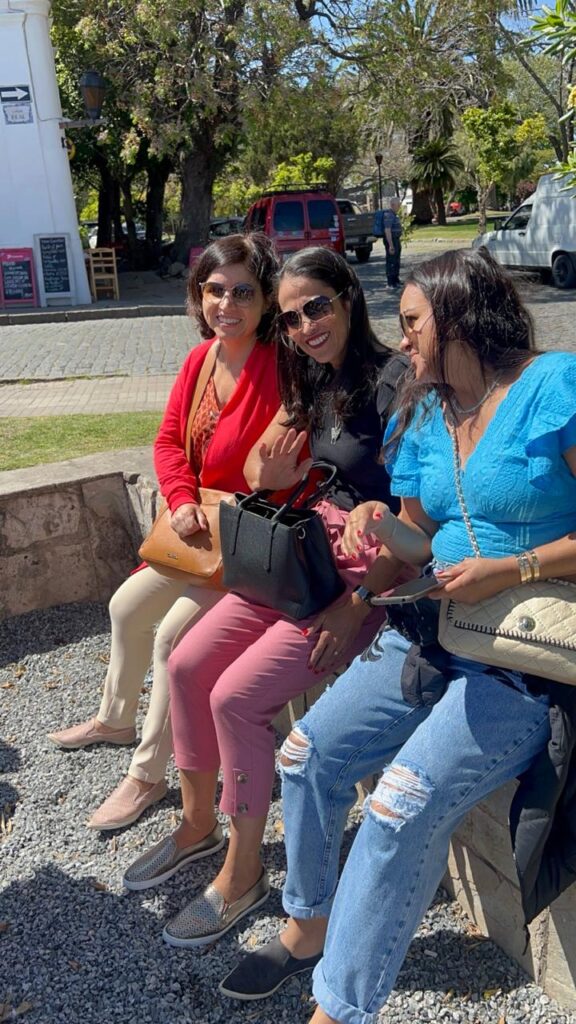 TURISTAS EM COLONIA DE SACRAMENTO NO URUGUAI 