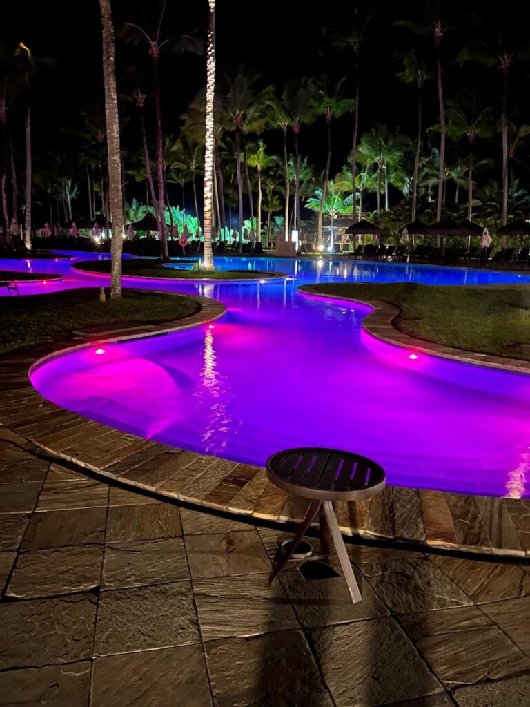 piscina colorida no resort transamerica comandatuba