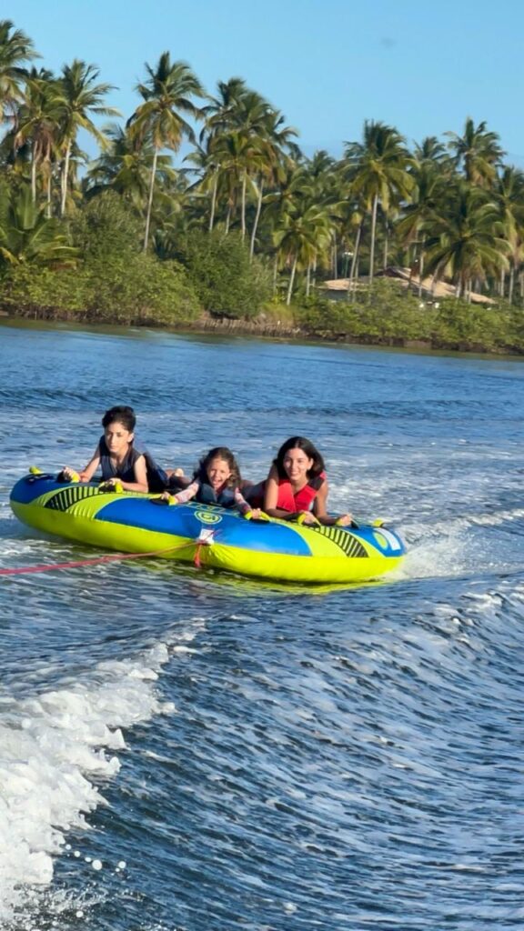turistas na boia puxadas por lancha no resort transamerica comandatuba