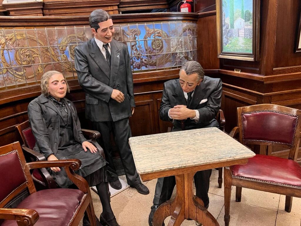 ESTATUAS NO CAFE TORTONI EM BUENOS AIRES
