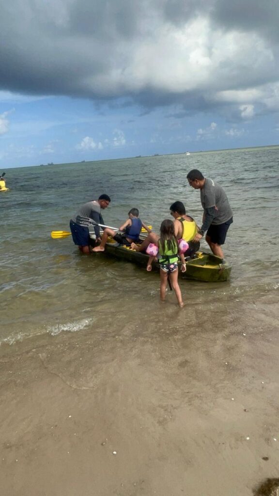 turistas no caiaque em frente ao resort vila gale do cabo