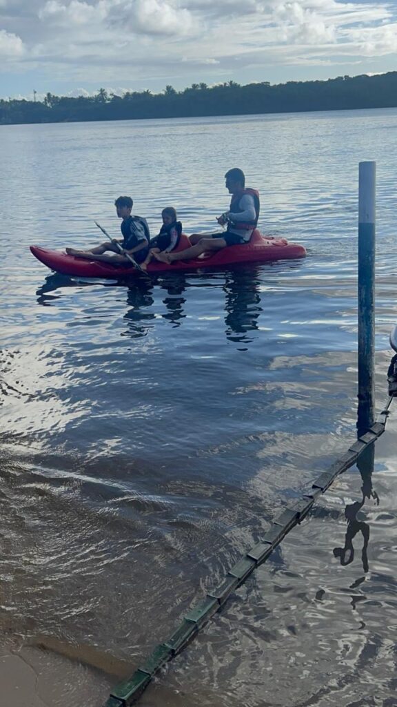 Turistas no caiaque no resort transamerica comandatuba na bahia