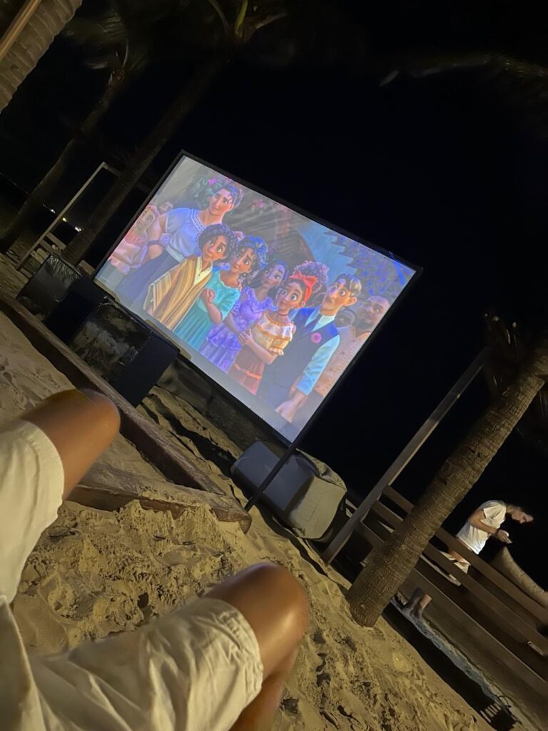 turista no cinema na praia no resort carmel cumbuco em cumbuco no ceara