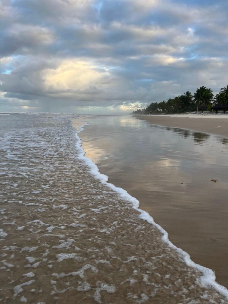 faixa de areia em frente ao resort transamerica comandatuba