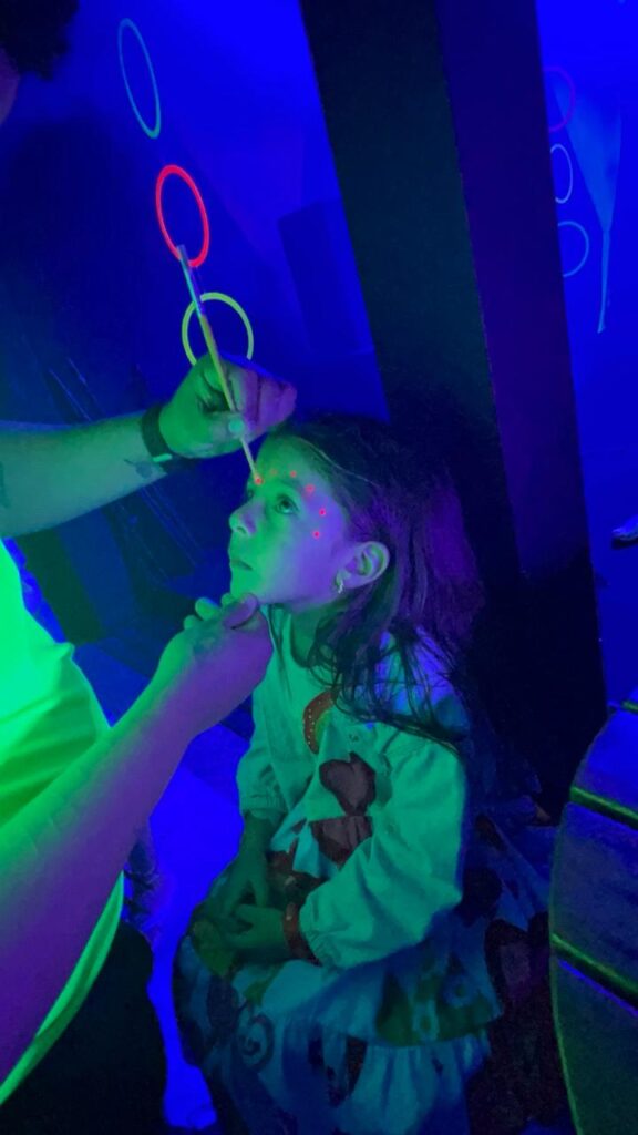 turista fazendo pintura facil neon na noite neon do resort transamerica comandatuba