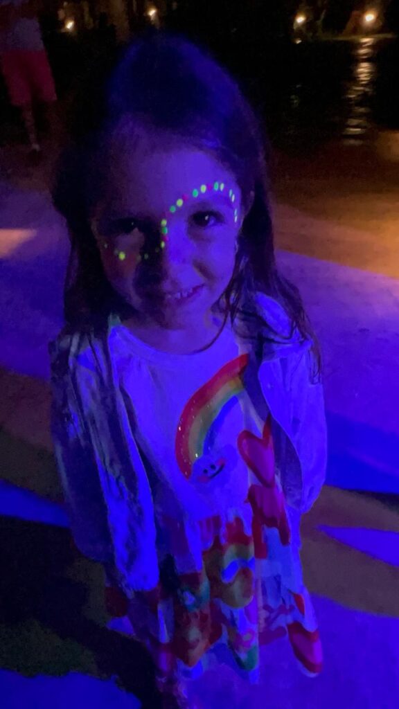 turista na festa neon no resort tranasametica comandatuba