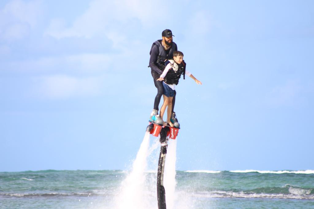 Turista no Flyboard na praia dos carneiros em bora bora