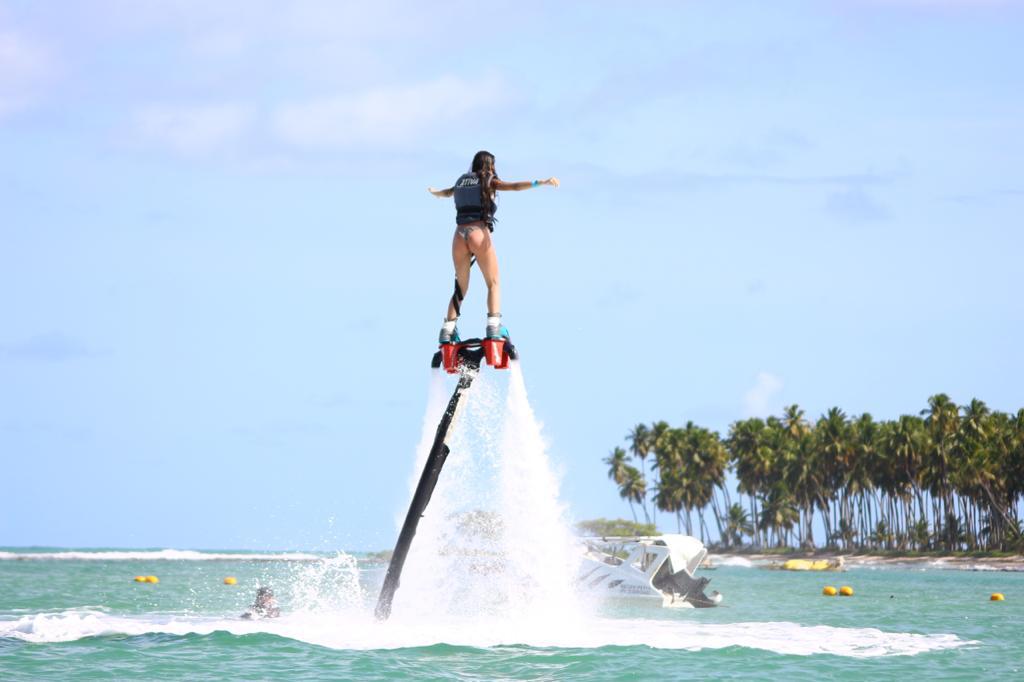 turista no flyboard na praia dos carneiros em frente ao bora bora