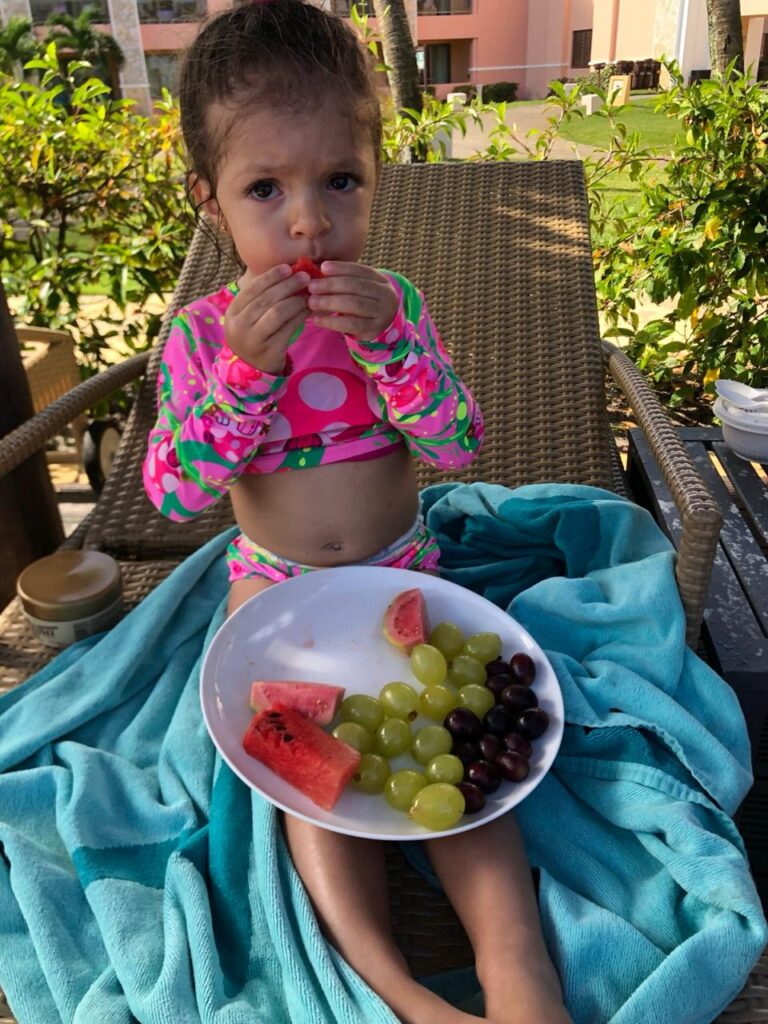 frutas na copa baby iberostar selection praia do forte na bahia