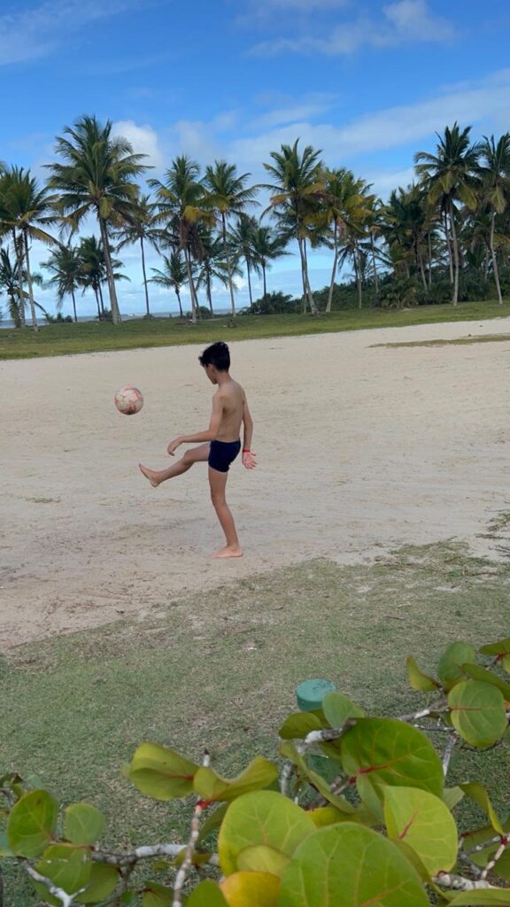 turista jogando no futebol no resort transamerica comandatuba