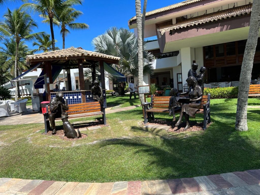 esculturas nos jardins do resort transamerica comandatuba