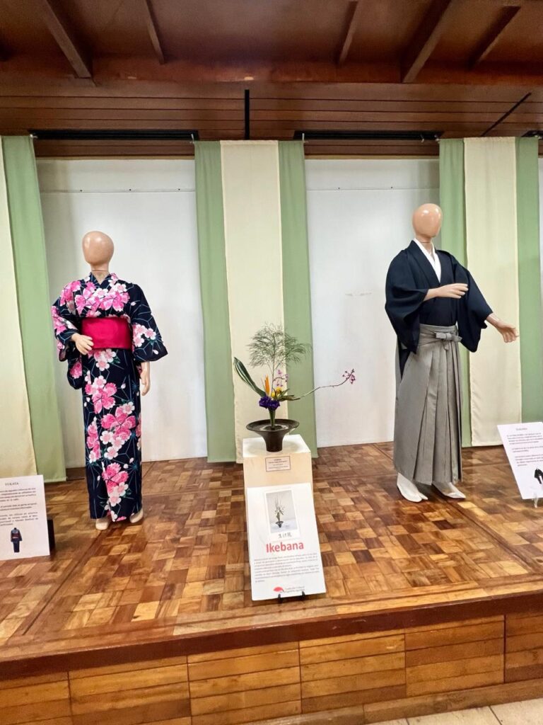 VESTE JAPONESA EM TEMPLO JAPONES NO JARDIM JAPONES EM BUENOS AIRES