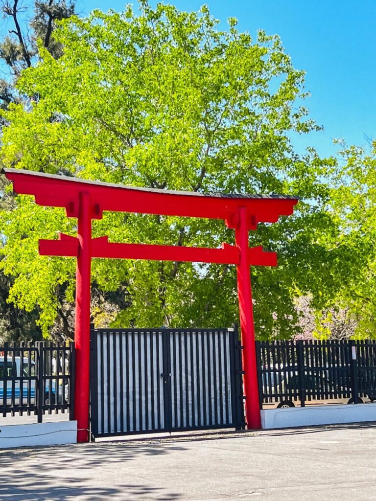 PORTAO VERMELHO NO JARDIM JAPONES EM BUENOS AIRES