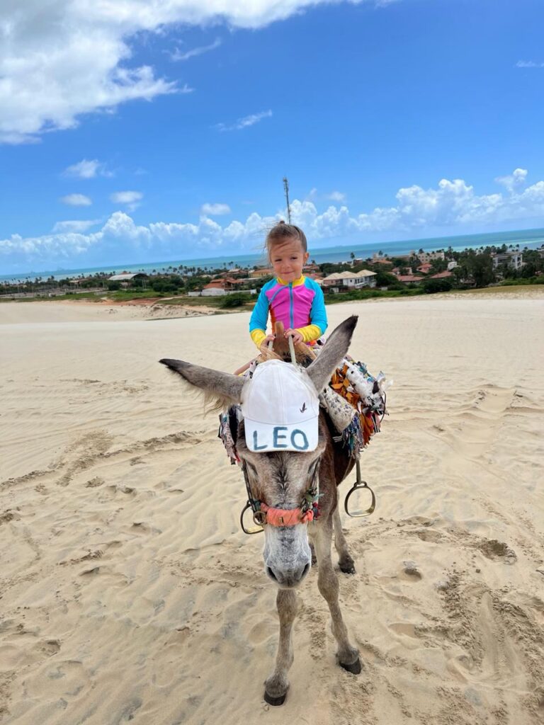 passeio de jegue nas dunas de caucaia no ceara