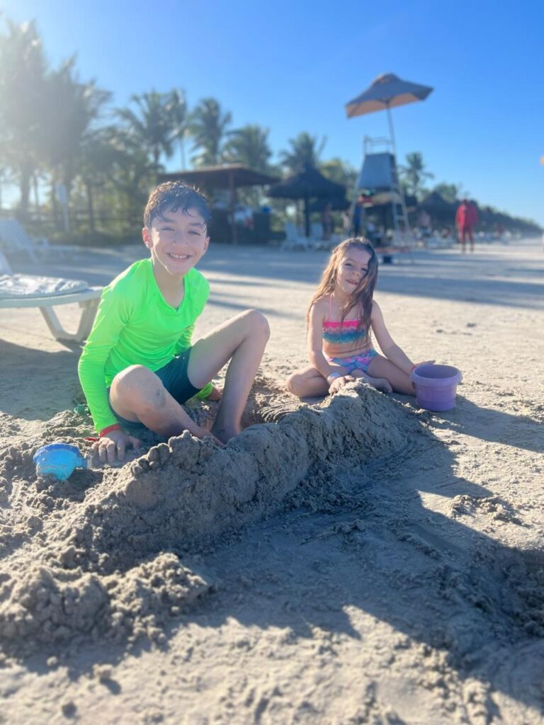 turistas na areia do resort transamerica comandatuba