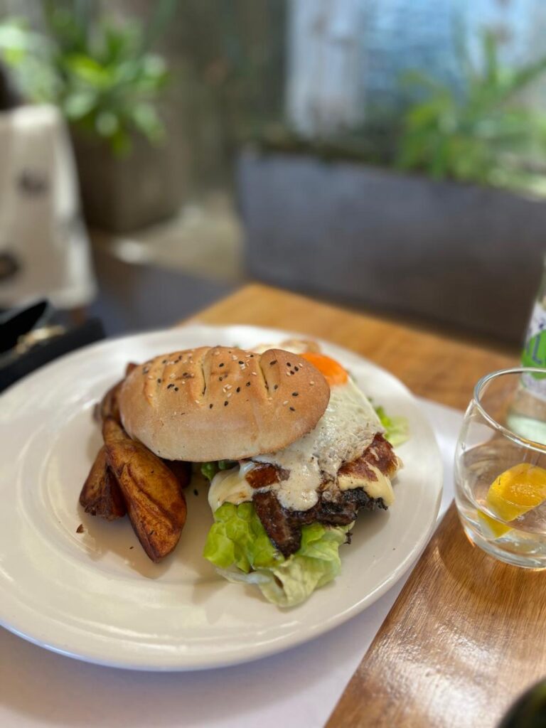 LANCHES NO CHAARCO BISTRÔ BAR E RESTAURANTE EM COLONIA DE SACRAMENTO NO URUGUAI