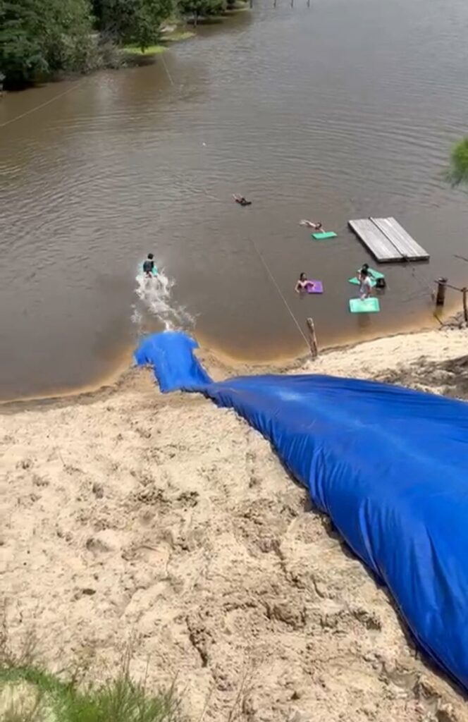 Turista escorregando na lona no ceara