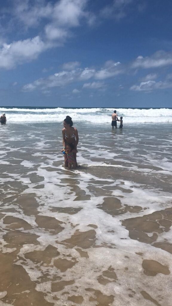 turista na praia de porto de galinhas em frente ao enotel