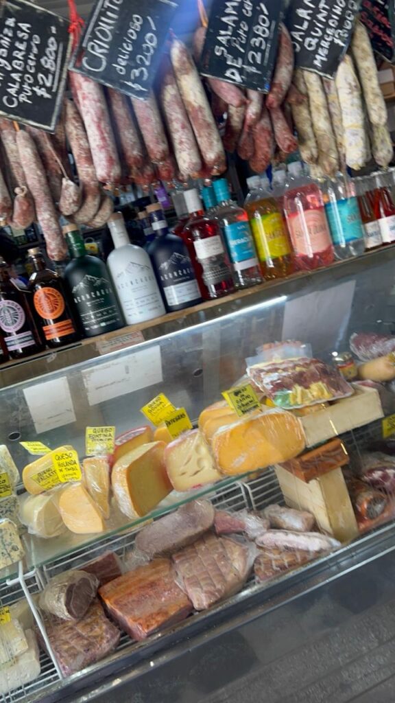 queijos salame e vinhos no mercado de buenos aires