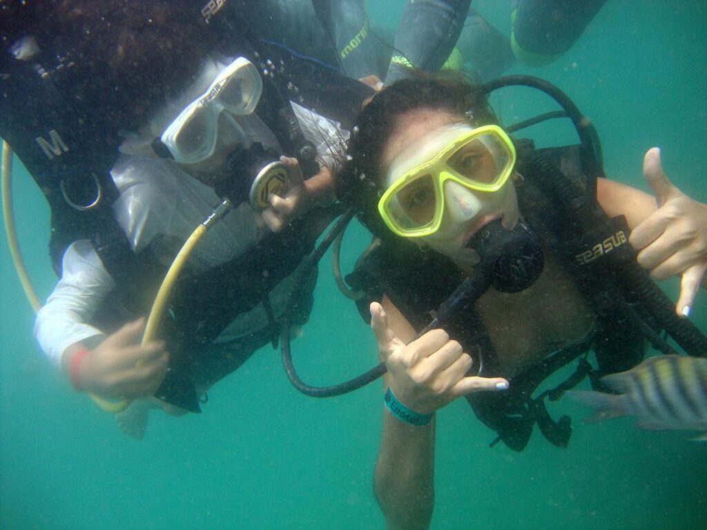 turista fazendo mergulho com peixinhos em maragogi