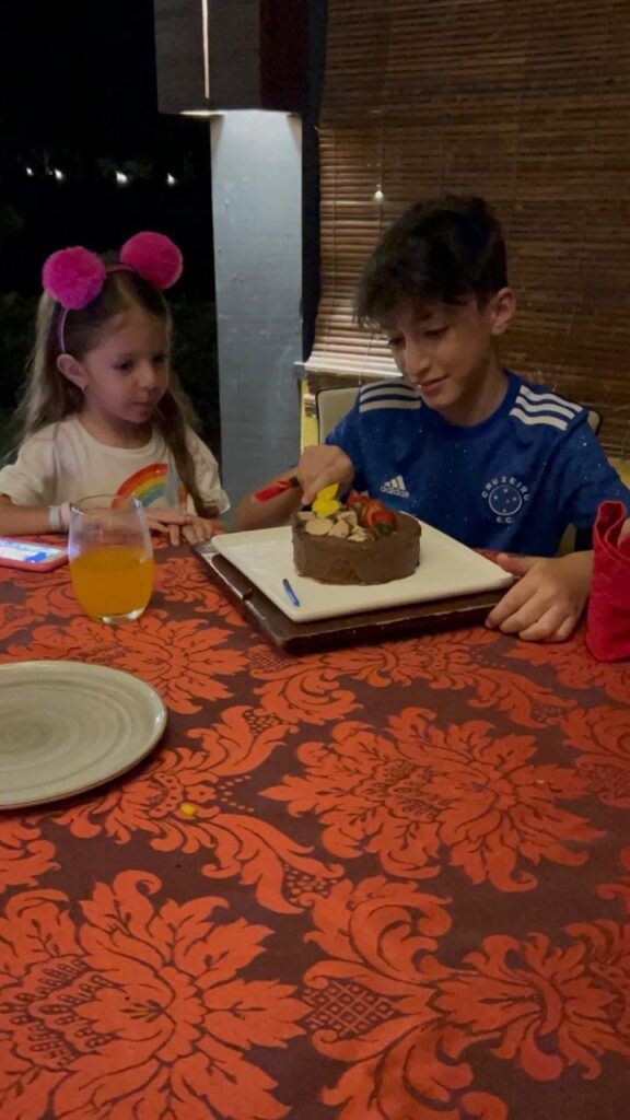 turista comemorando aniversario no resort transamerica comandatuba