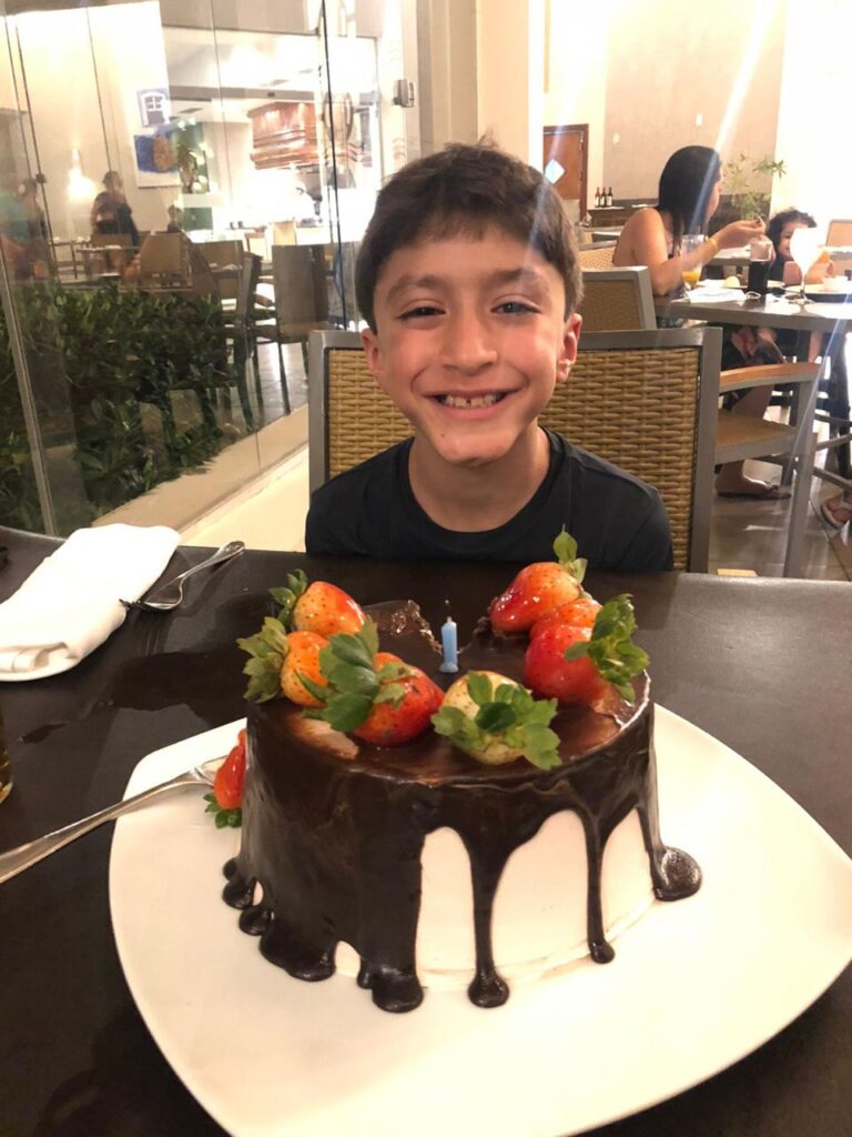 bolo de aniversário para turista no iberostar selection praia do forte na bahia