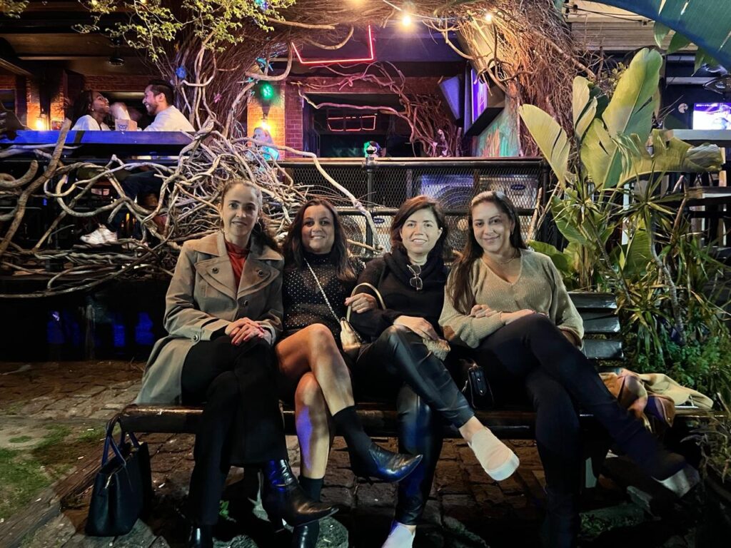 noite em puerto madero turistas passeando em buenos aires