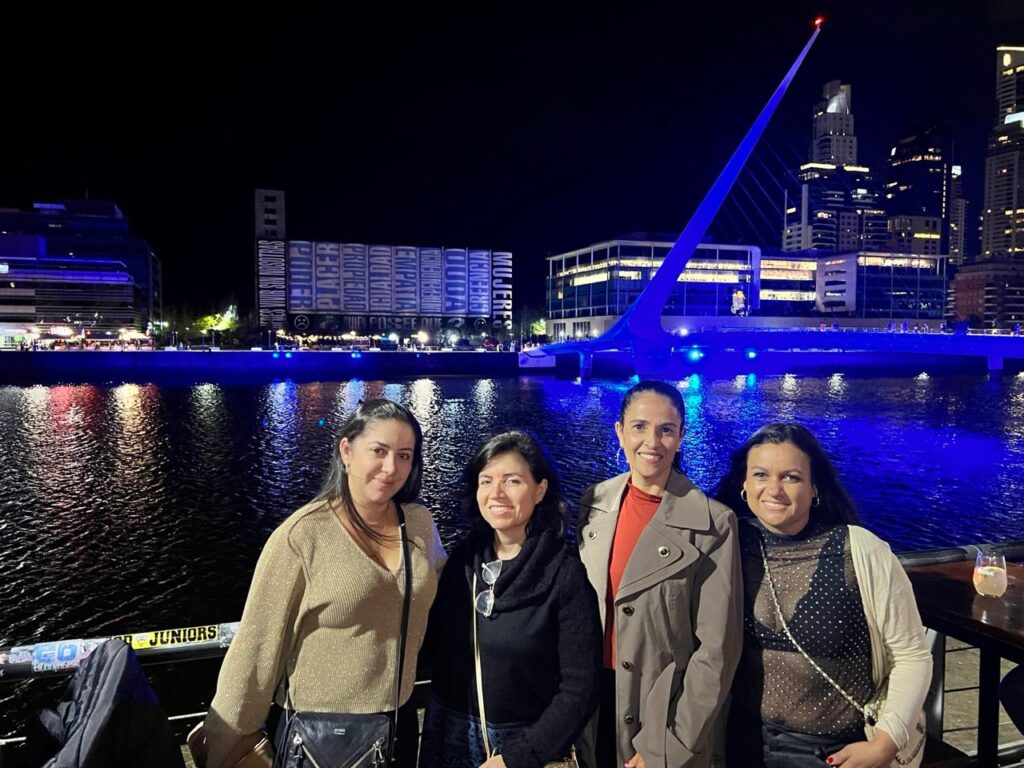 turistas a noite na ponte de la mujer em buenos aires