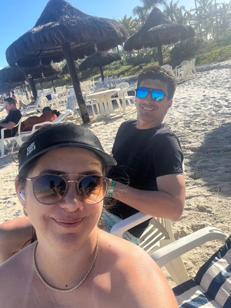 turistas na praia do resort comandatuba na bahia