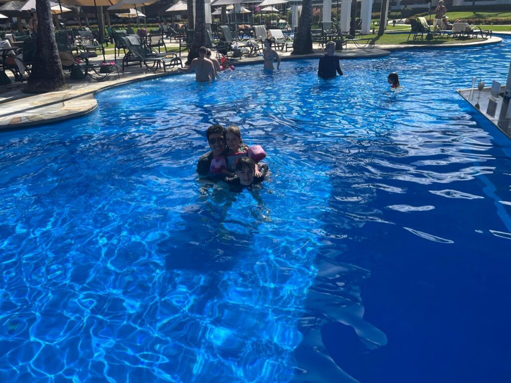 turistas na piscina principal do resort transamerica comandatuba na bahia