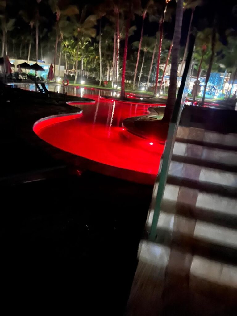 piscina colorida no resort transamerica comandatuba