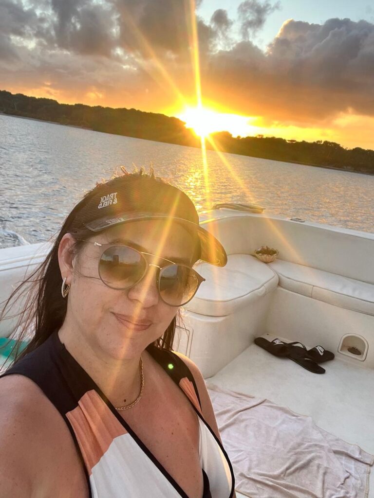 por do sol no passeio de lancha no resort transmerica comandatuba