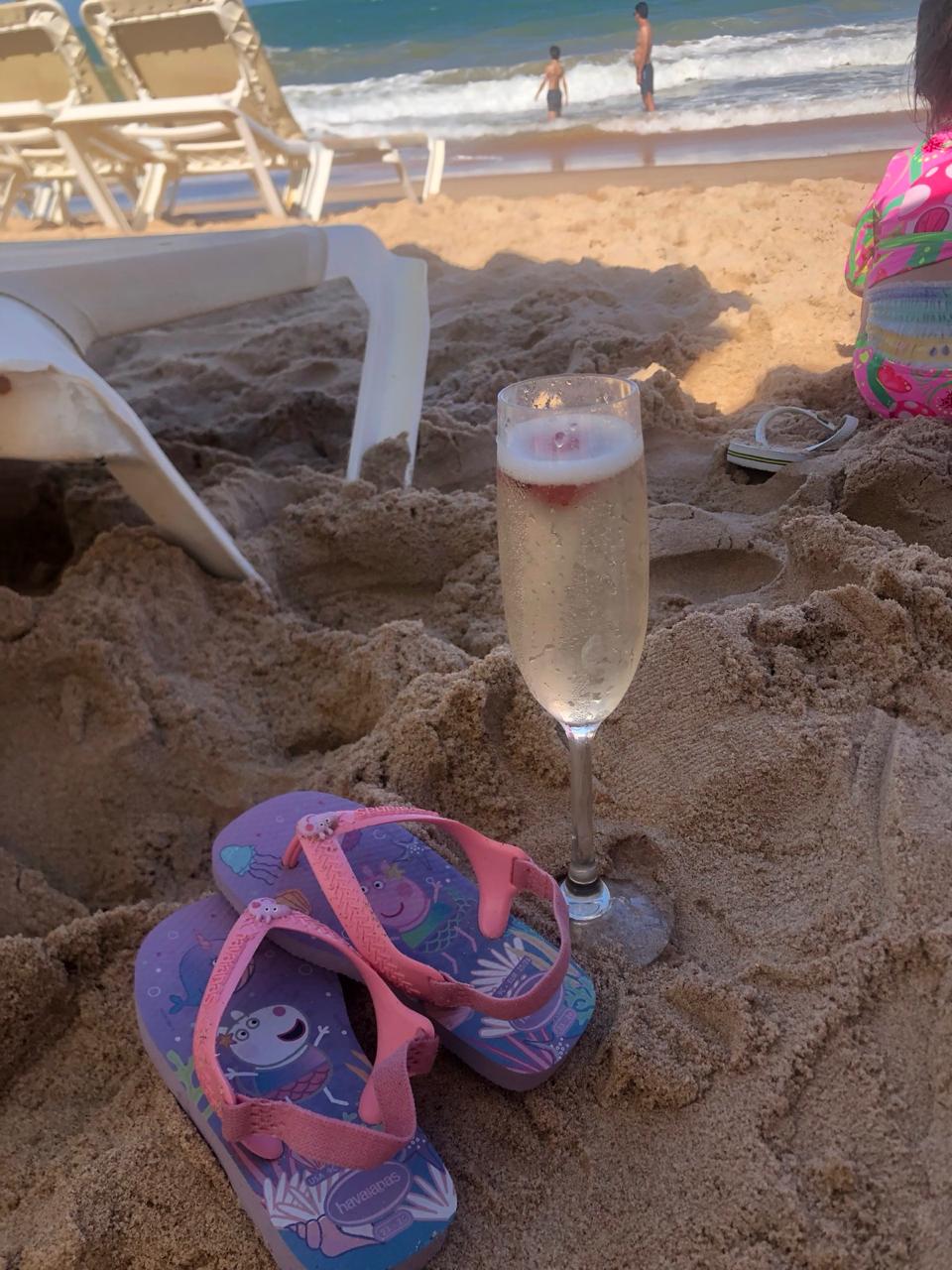 turista na praia do forte na bahia no iberostar selection