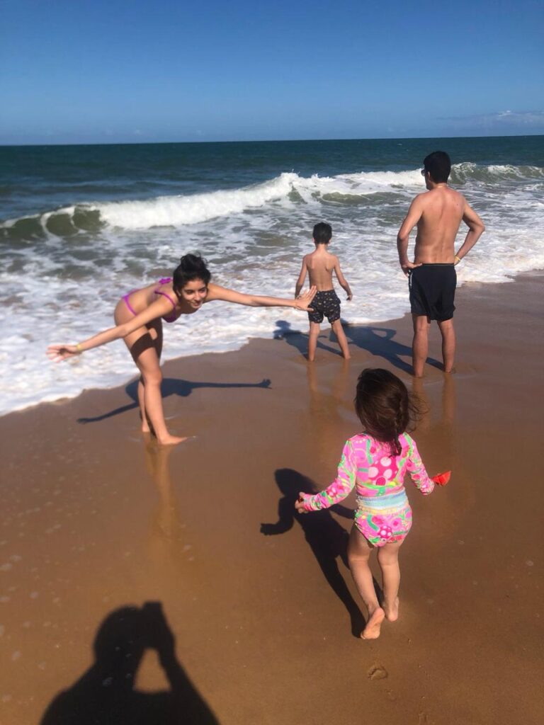 turista na praia do forte no iberostar selection na bahia