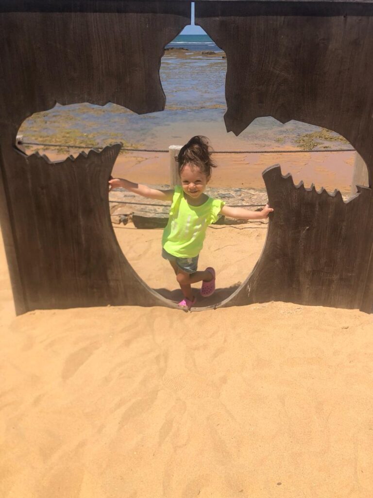 turista no projeto tamar na praia do forte na bahia