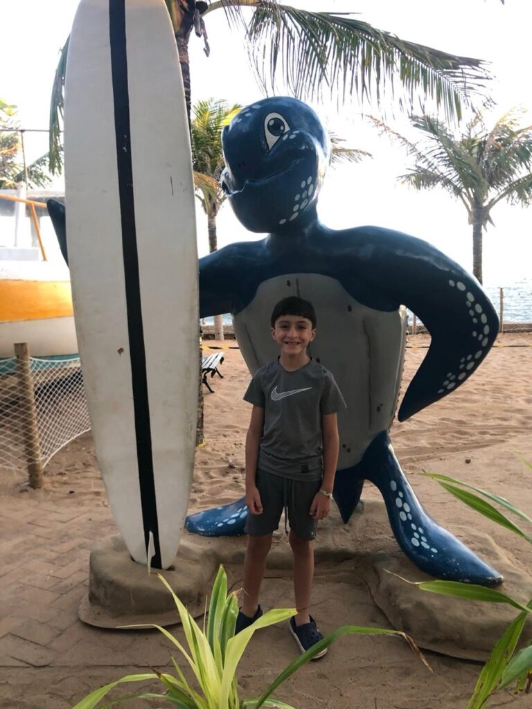 turista no projeto tamar na praia do forte na bahia