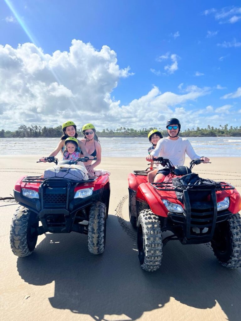 turistas fazendo passeio de quadriciclo no resort em transamerica comandatuba