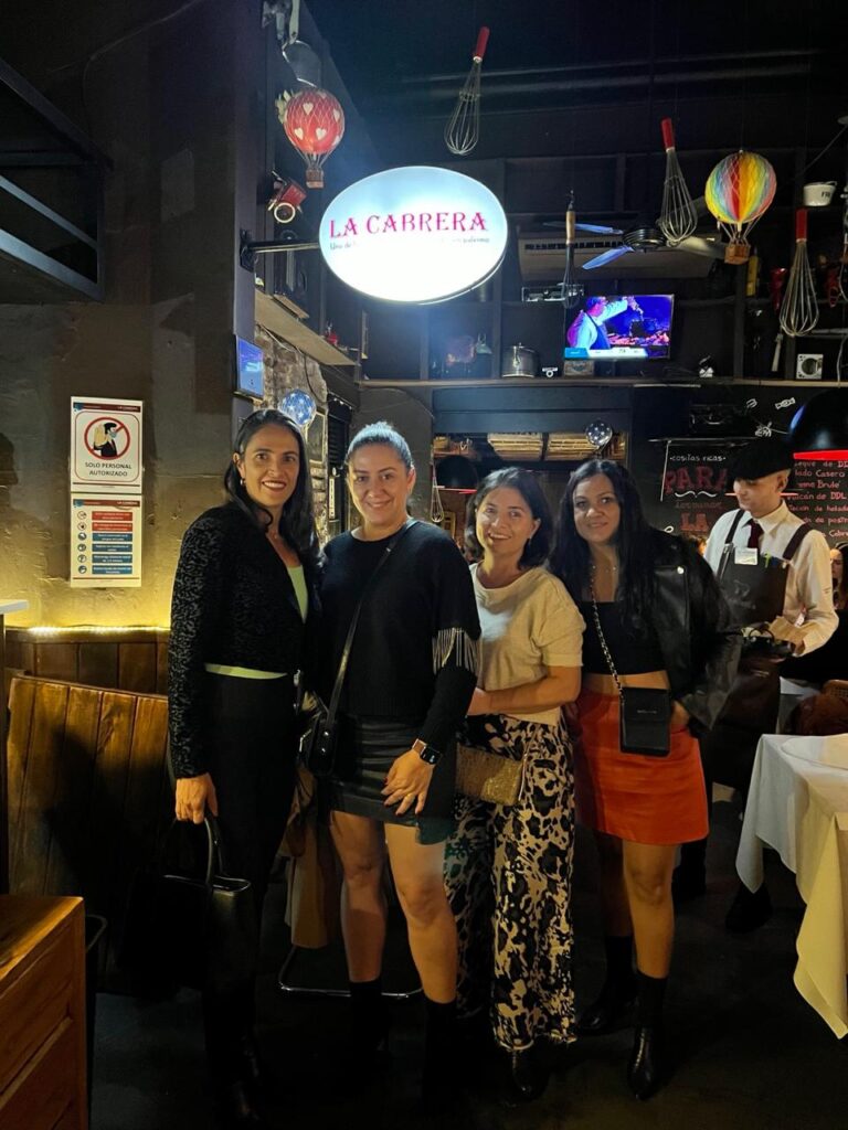 TURISTA NO RESTAURANTE LA CABRERA EM BUENOS AIRES EM PALERMO