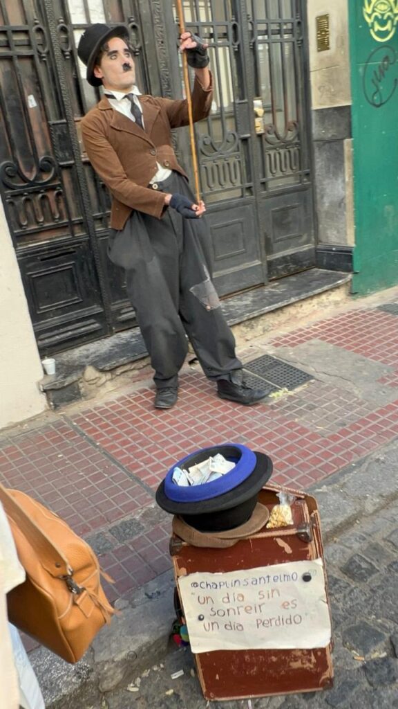 arte de rua na feira de san telmo em buenos aires