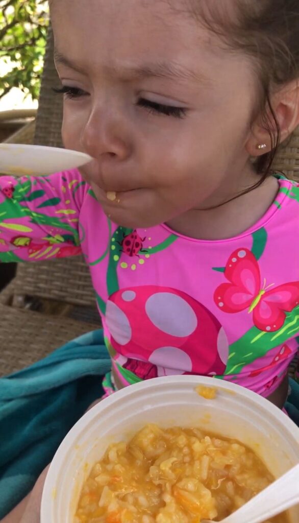 sopinha de macarrão copa baby iberostar selection praia do forte na bahia