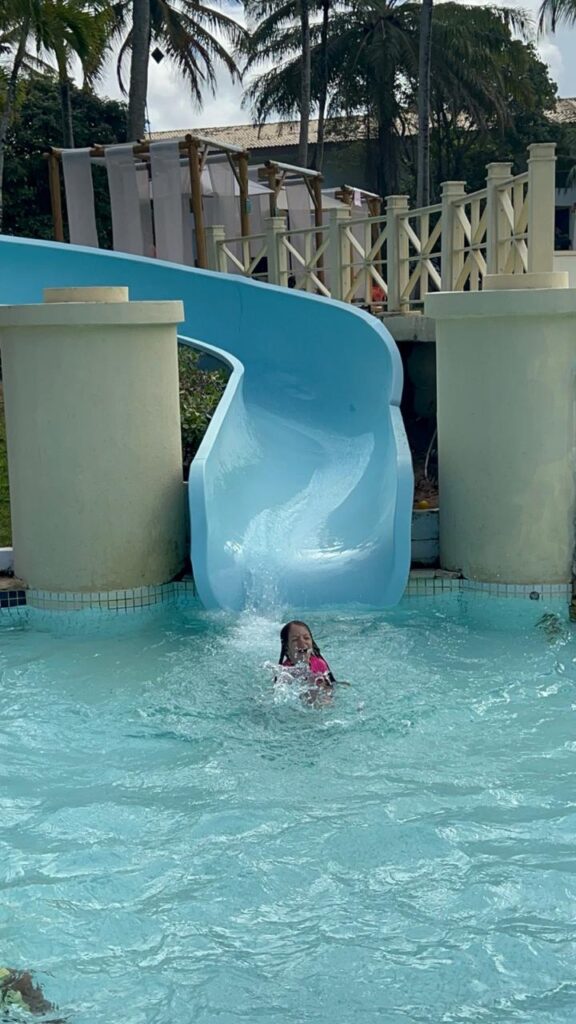 turista na piscina infantil no resort transamerica comandatuba na bahia