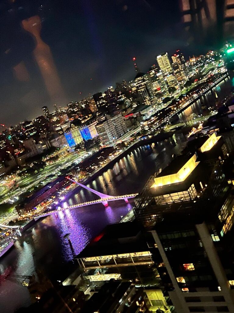VISTA DO CRYSTAL BAR DE PUERTO MADERO A NOITE- PONTO TURISTICO