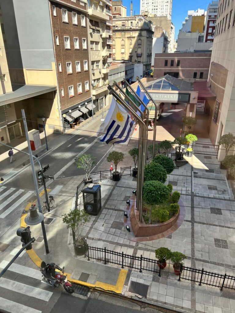 Vista da rua em Buenos Aires a partir da janela do Two Hotel Buenos Aires.