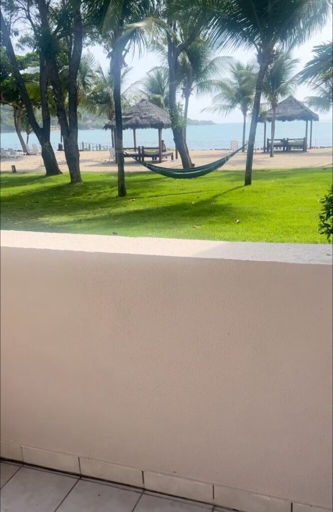 vista lateral do quarto em vila gale do cabo pernambuco