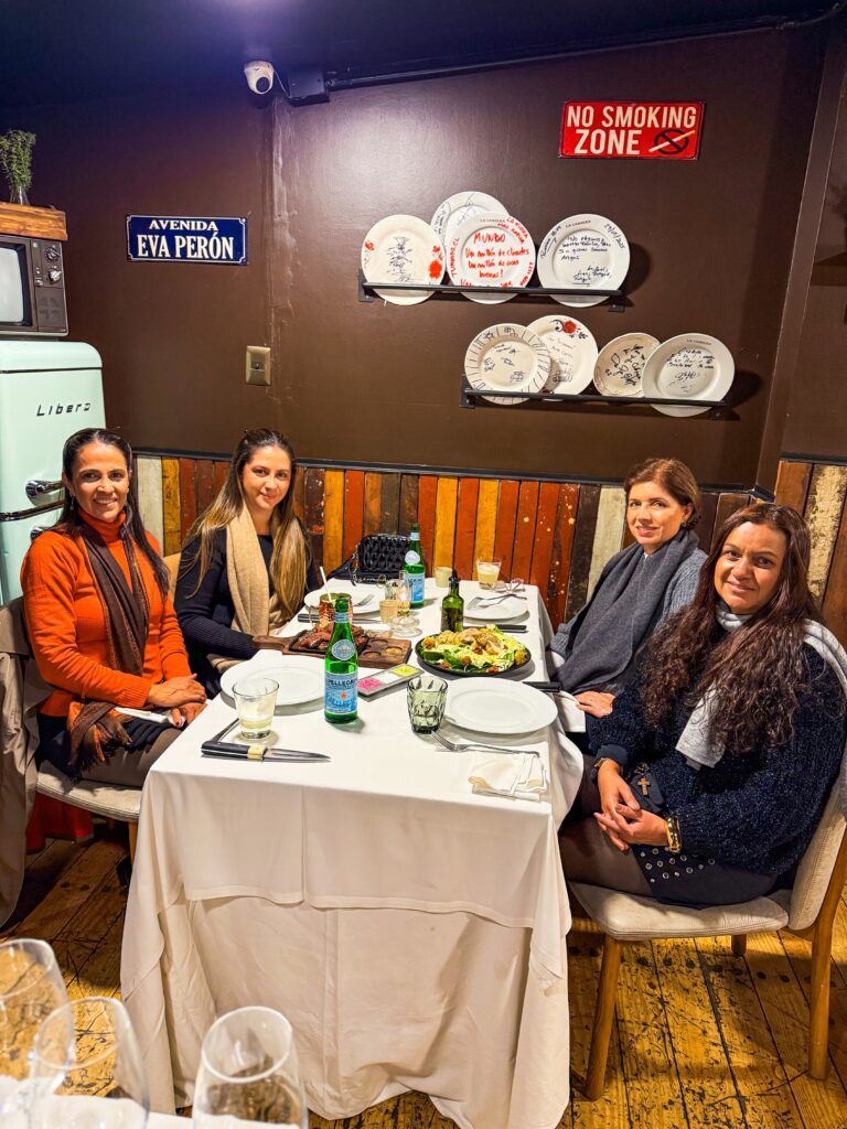 amigas no restaurante la cabrera em santiago do chile